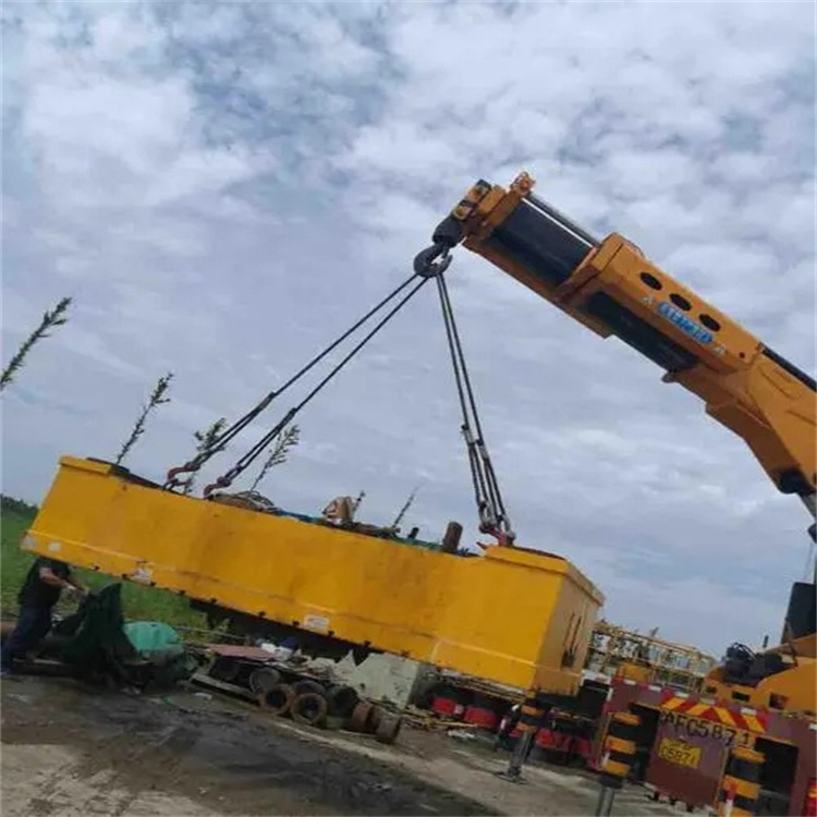 赵西垸林场吊运集装箱的吊车